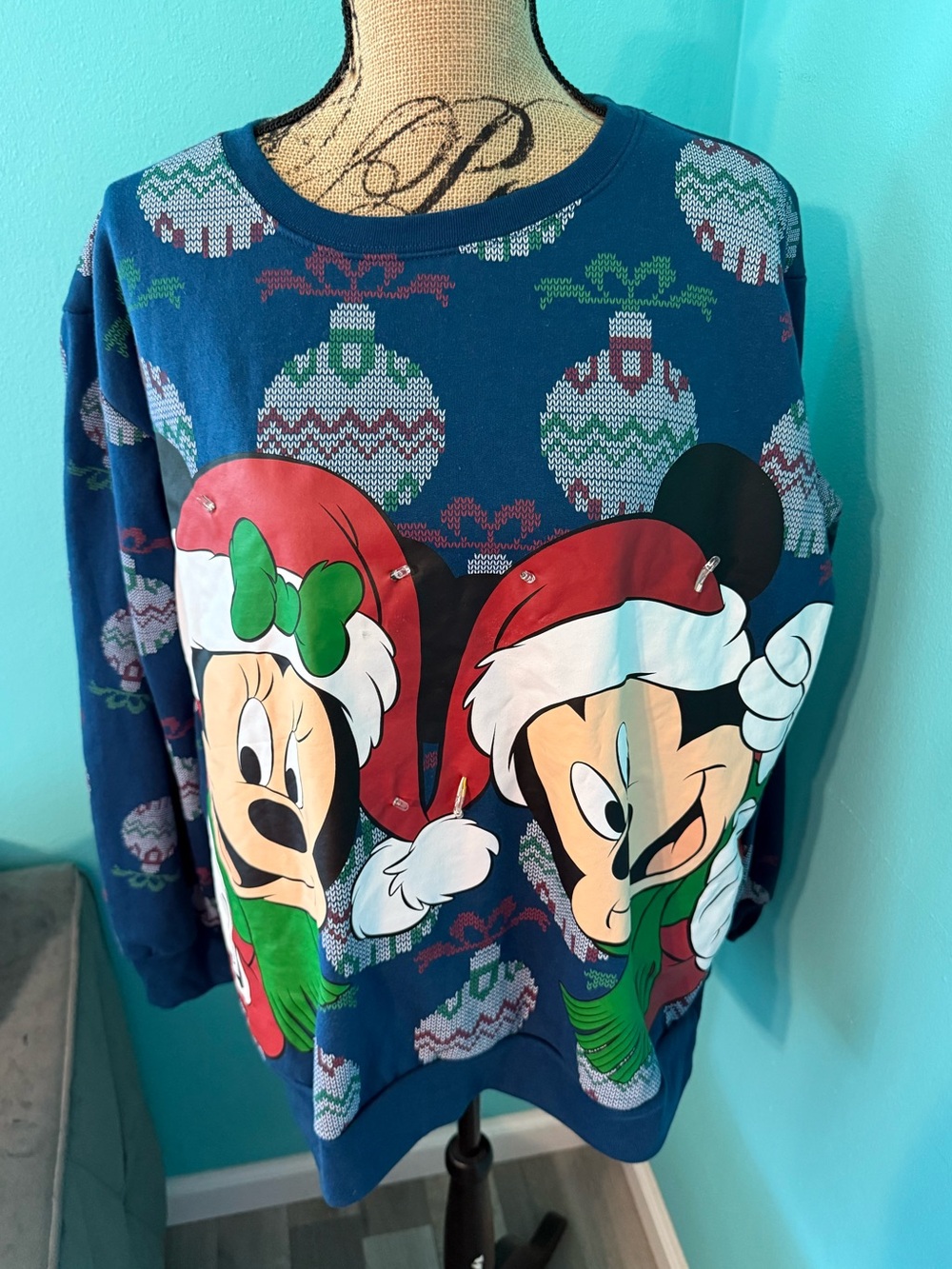 Women’s Disney Light-up Mickey & Minnie Christmas Sweatshirt Size XXL